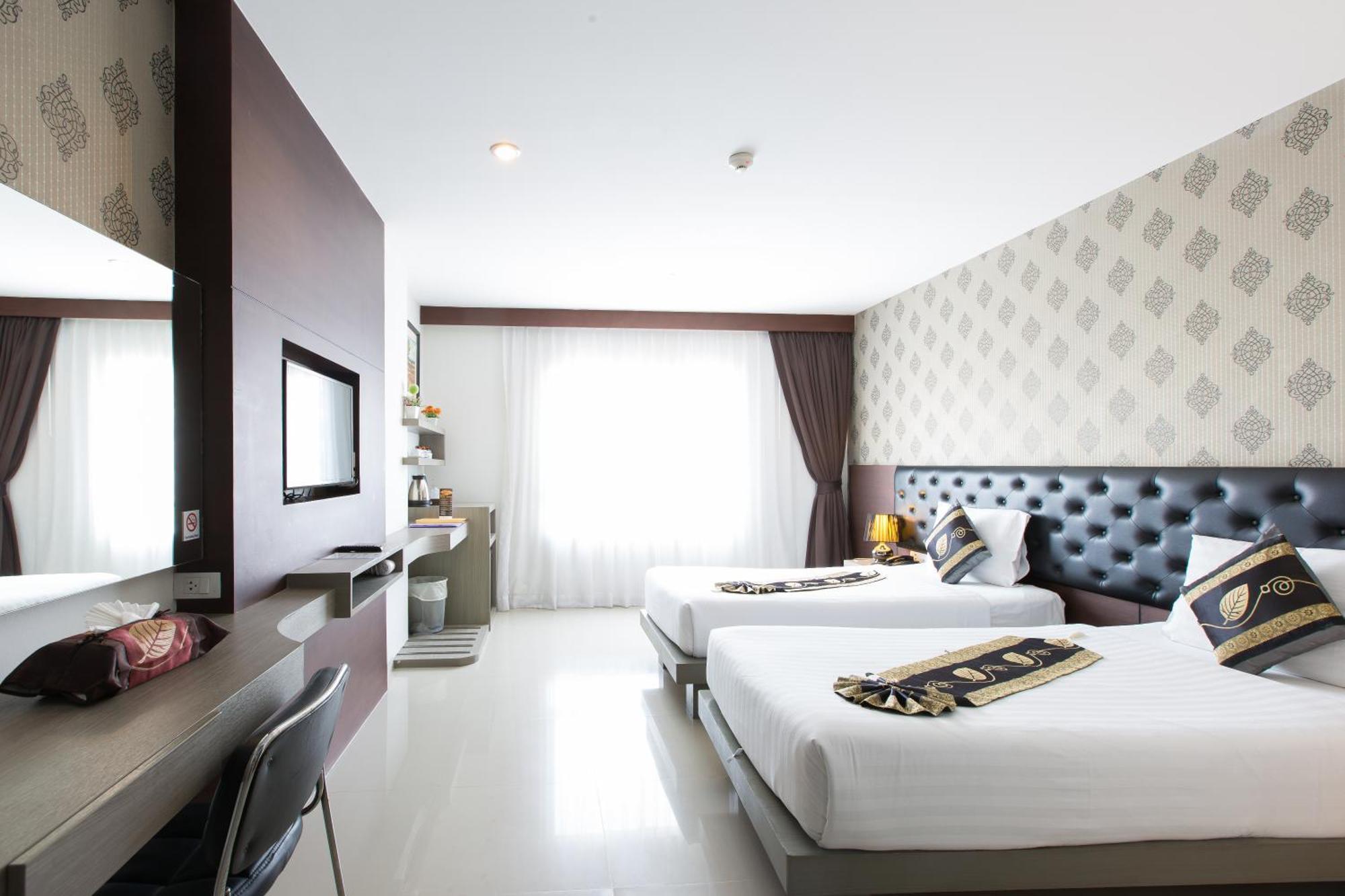 Hemingways Silk Hotel Patong Exteriör bild