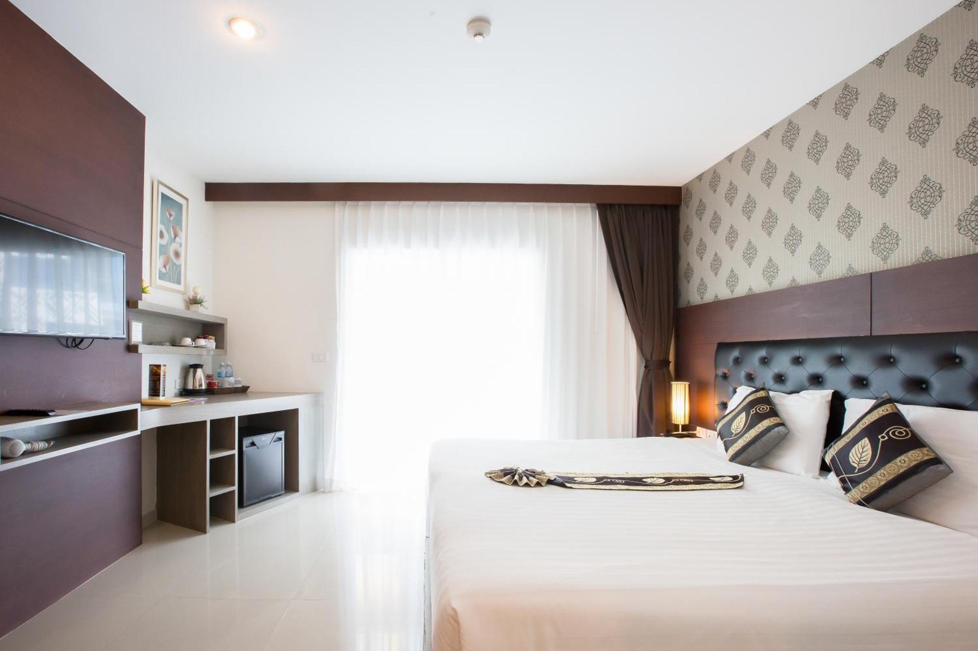 Hemingways Silk Hotel Patong Exteriör bild