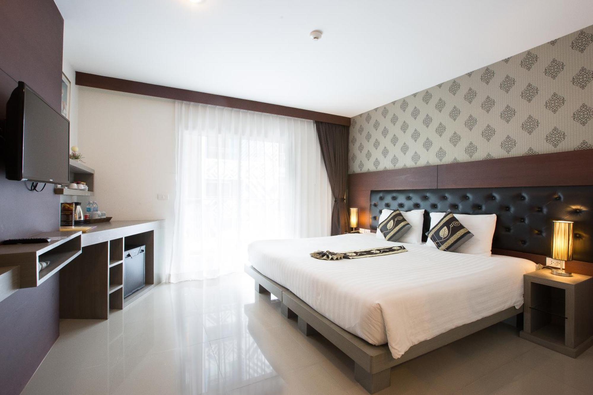Hemingways Silk Hotel Patong Exteriör bild